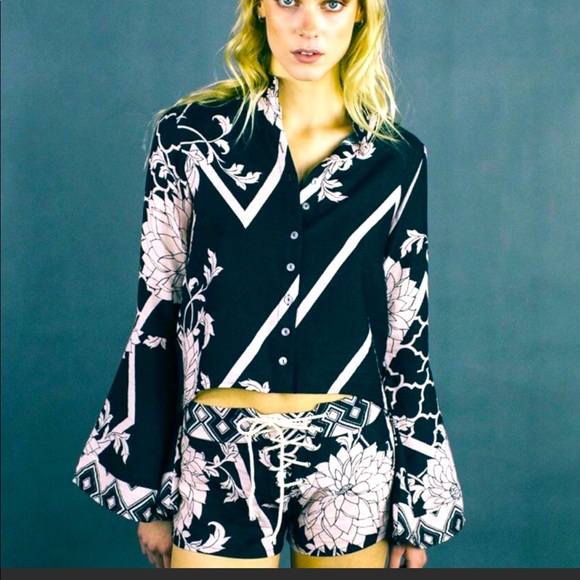 •lenni the label• white dahlia {bell sleeved} cropped blouse - Picture 2 of 9